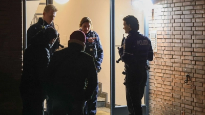 Die Polizei nahm den tatverdächtigen Jugendlichen noch vor Ort fest. (Foto: BlaulichtRheinlandNRW/dpa)