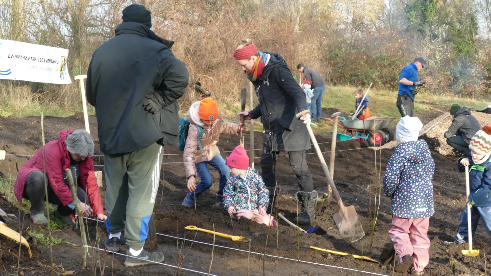 Bei einer Pflanzaktion wurden die ersten 1200 Bäumchen für einen Tiny Forest, als natürliche Grenze für die dort geplante Naturgruppe des Kindergartens Arche Noah, gesteckt. (Foto: Helmut Meixner)