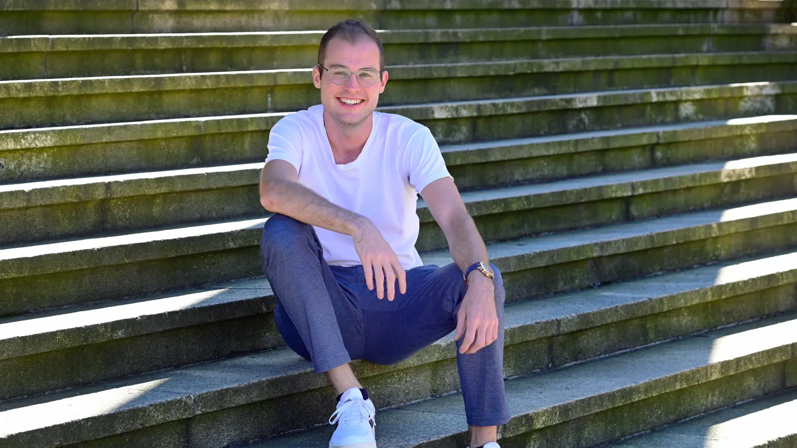 Auf den Stufen von St. Ludwig in Ansbach: Regionalkantor Thorsten Rascher . (Foto: Jim Albright)