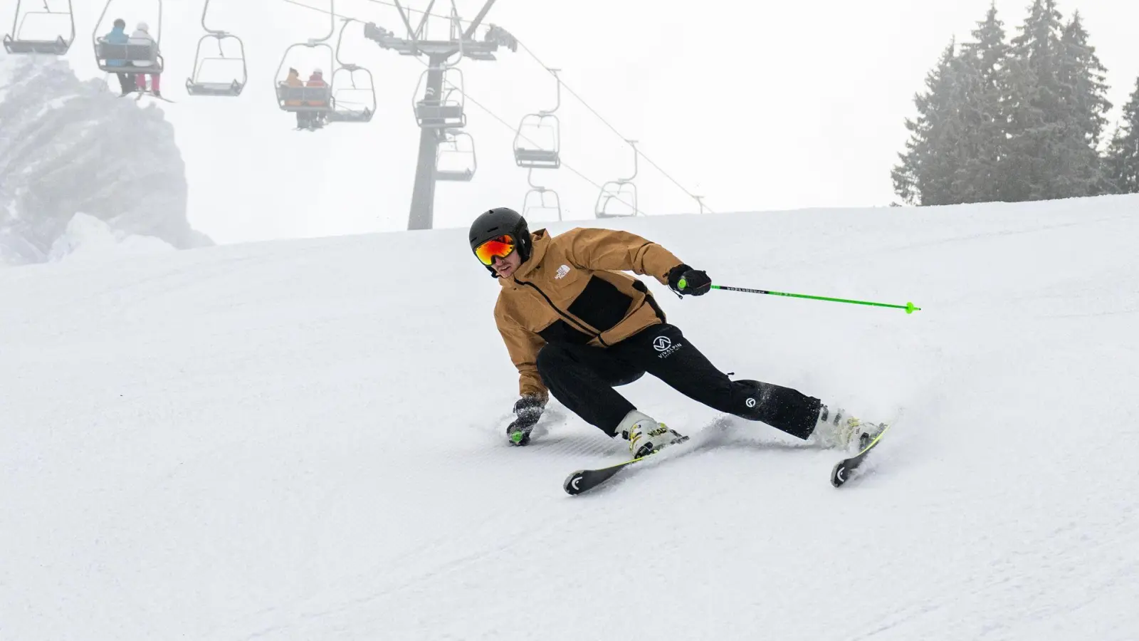 Damit der Skihelm auf der Piste perfekt schützt, sollte er am besten im Geschäft ausprobiert werden. (Foto: Benjamin Nolte/dpa-tmn)