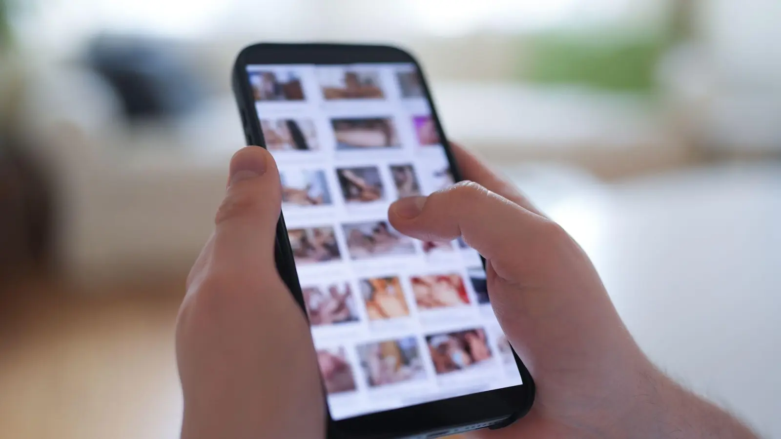 Im Fokus der aktuellen Debatte stehen auch Deepfakes, bei denen etwa das Gesicht einer Frau in ein anderes Video - etwa eine Porno-Sequenz - eingefügt wird. (Symbolbild) (Foto: Marcus Brandt/dpa)