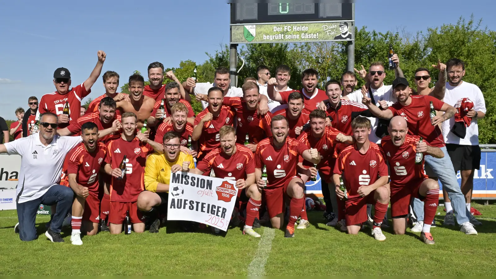 Die Schopflocher Meistertruppe, unten von links: Trainer Thomas Ackermann, Mohammed Al Askari, Marvin Körner, Janis Rühl, Janik Manz, Maik Soldner, Sascha Grum, Dustin Müller, Benedikt Teichmann. Mitte von links: Tobias Roth, Alexander Heiß, Yannick Grum, Nick Röschlein, Fabian Rollpiller, Oliver Ehrmann, Nico Köhler. Oben von links: Betreuer Manfred Anders, Maximilian Weber, Nicolai Kober, Matthias Arold, Dennis Bender, Betreuer Julian Treu, Colin Körner, Sebastian Ruck, Fabian Rühl, Daniel Ganzer, Stefan Ganzer, Jean Claude Körner, Julian Kränzlein. (Foto: Martin Rügner)