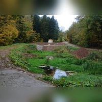 Zu den Maßnahmen, deren Kosten nun umzulegen sind, gehörte die Ertüchtigung der Abwasseranlage bei Faulenberg. Das Foto zeigt im Hintergrund das dortige Pumpenhäuschen mit den Klärteichen, die künftig als Rückhaltereservoire dienen sollen. (Foto: Stadt Schillingsfürst)