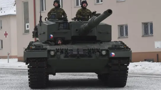 Tschechische Soldaten nehmen im Dezember 2022 einen Leopard-Panzer entgegen. (Foto: Peøina Ludìk/CTK/dpa)