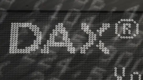 Das Wort „Dax“ steht im Handelssaal der Frankfurter Wertpapierbörse an einer Tafel. (Foto: Arne Dedert/dpa)