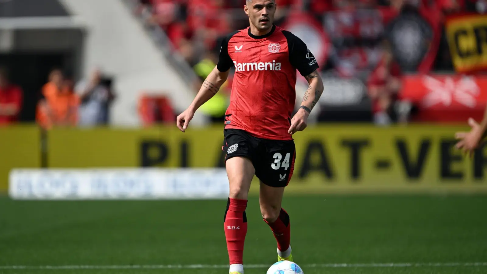 Granit Xhaka hat in Leverkusen noch einen Vertrag bis 2028.  (Foto: Federico Gambarini/dpa)