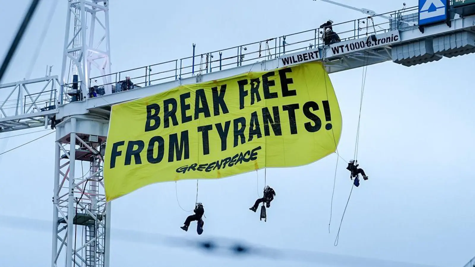 Aktivisten seilen sich von einem Kran in der Nähe der Münchner Sicherheitskonferenz ab. (Foto: Kay Nietfeld/dpa)