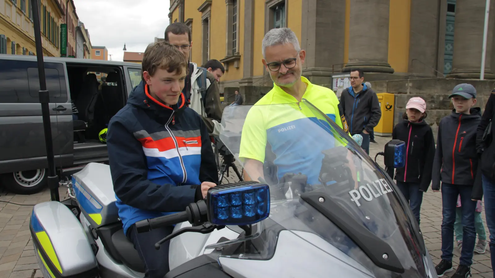 Leon Albrecht testete schon einmal, wie sich das auf einem Polizeimotorrad so anfühlt. Er ließ sich ebenso wie viele weitere ganz genau erläutern, welche Ausrüstung an Bord ist. (Foto: Robert Maurer)