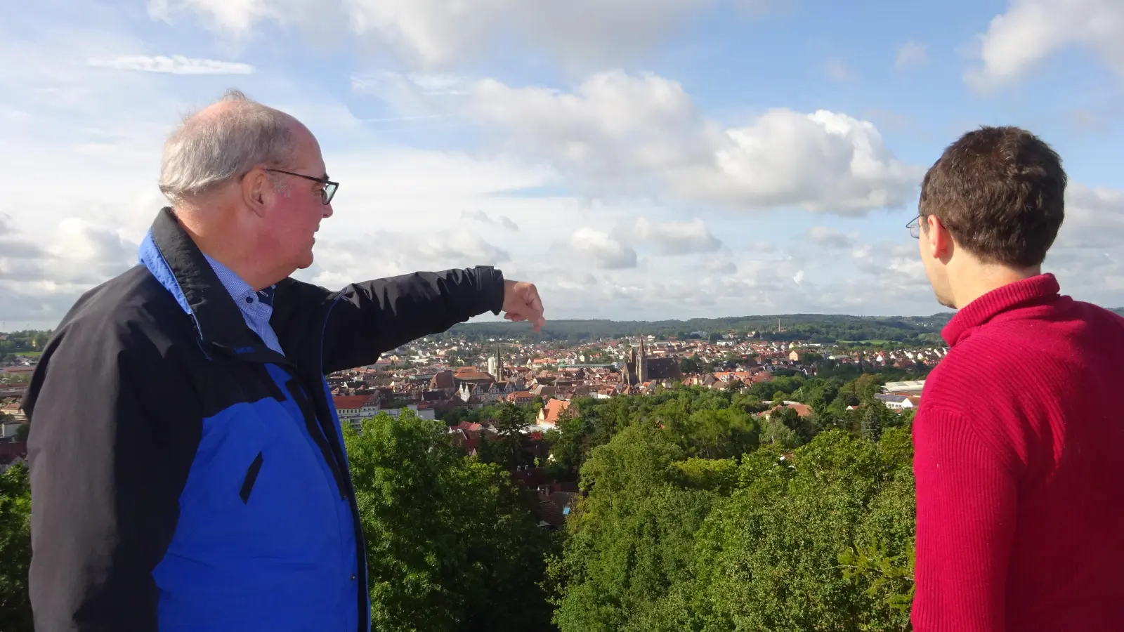 Auch Historiker genießen die Aussicht: Alexander Biernoth (links) und Stefan Diezinger öffneten den Bismarckturm für die FLZ schon ein paar Tage vor der geplanten Begehung. (Foto: Florian Pöhlmann)