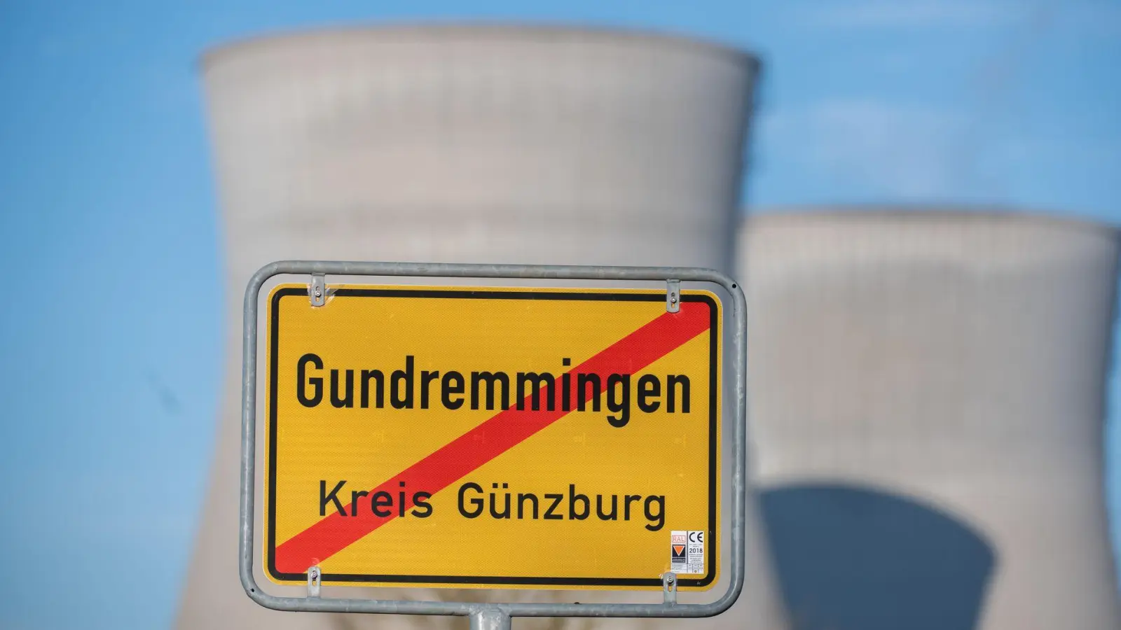 Die Kühltürme des ehemaligen Kernkraftwerks in Gundremmingen sollen am Samstag gesprengt werden. (Archivbild) (Foto: Stefan Puchner/dpa)