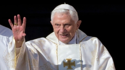 Der emeritierte Papst Benedikt XVI 2014 im Vatikan. (Foto: Andrew Medichini/AP/dpa)