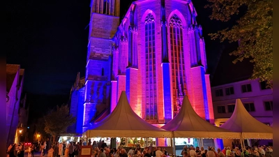 In der Altstadt startet am Mittwoch das diesjährige Weindorf. Zu den Besonderheiten der Veranstaltung gehört die Illumination der Jakobskirche. (Archivbild: Jürgen Binder)