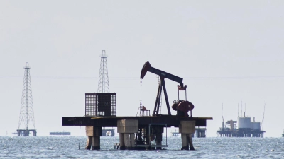 Die Förderung von Öl und Gas heizt das Klima weiter an – und ist dennoch weiter stark verbreitet oder wird wie von US-Präsident Donald Trump sogar noch vorangetrieben. (Foto: Edgar Frias/AP/dpa)