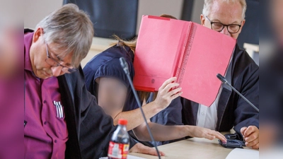 Die Angeklagte (verdeckt) schweigt bislang zu den Vorwürfen.  (Foto: Jens Büttner/dpa)