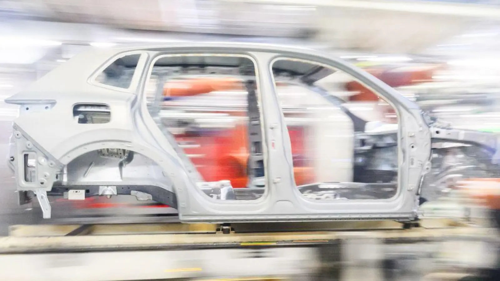 Deutsche Hersteller wie VW leiden unter schwacher Nachfrage und hohen Kosten. (Archivfoto) (Foto: Julian Stratenschulte/dpa)