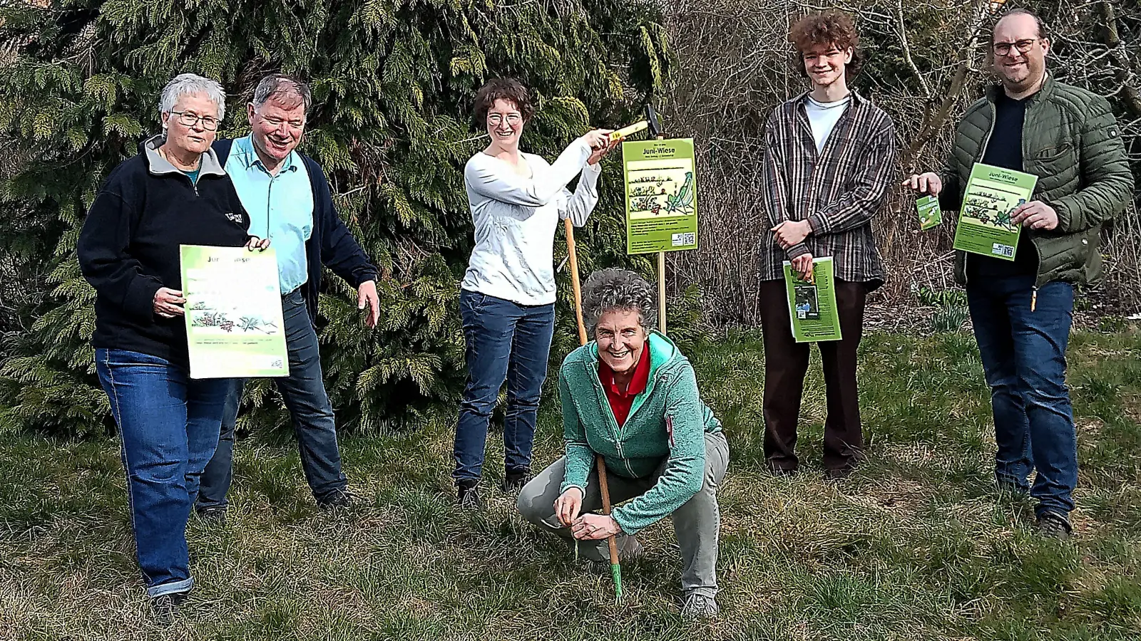 Susanne Wolf, Professor Dr. Alfred Seiferlein, Christina Seiferlein, Steffi Beck-Seiferlein, Lennart Hoberg und Oliver Rühl rührten die Werbetrommel für die Bund-Naturschutz-Aktion „Juni-Wiese“ (von links). (Foto: Diane Mayer)