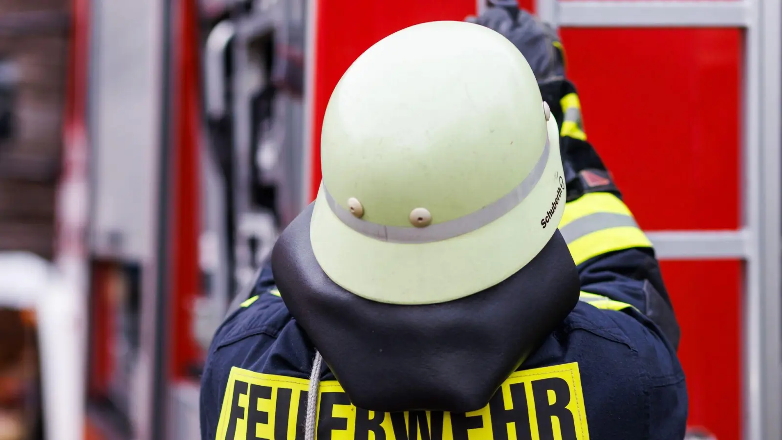 Feuerwehreinsatz in einer engen Straße: Ein eingesunkener Teleskoplader musste befreit werden. (Symbolbild) (Foto: Philipp von Ditfurth/dpa)