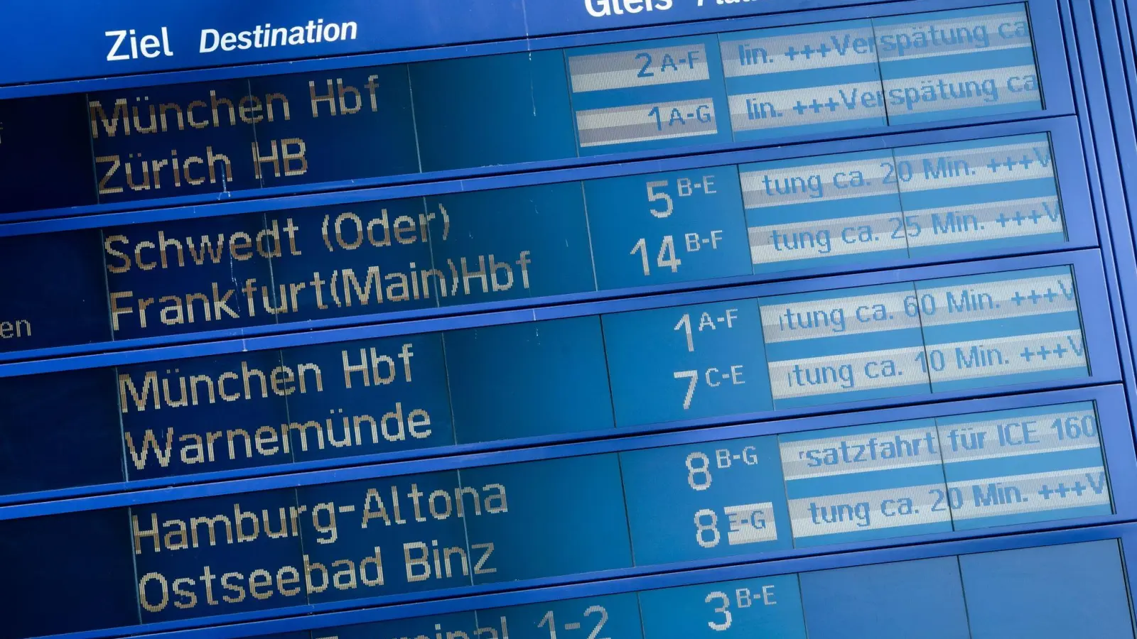 Verspätete Abfahrten der Züge stehen auf der Info-Tafel an einem Bahnhof. (Foto: Paul Zinken/dpa)