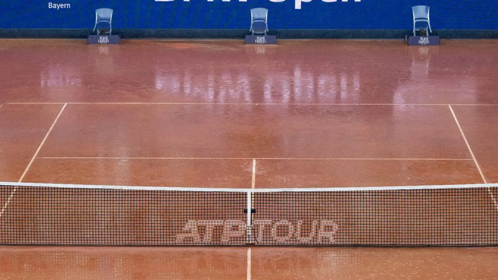 Das Turnier in München hat erst nach einer längeren Regenpause begonnen. (Foto: Lukas Barth/dpa)