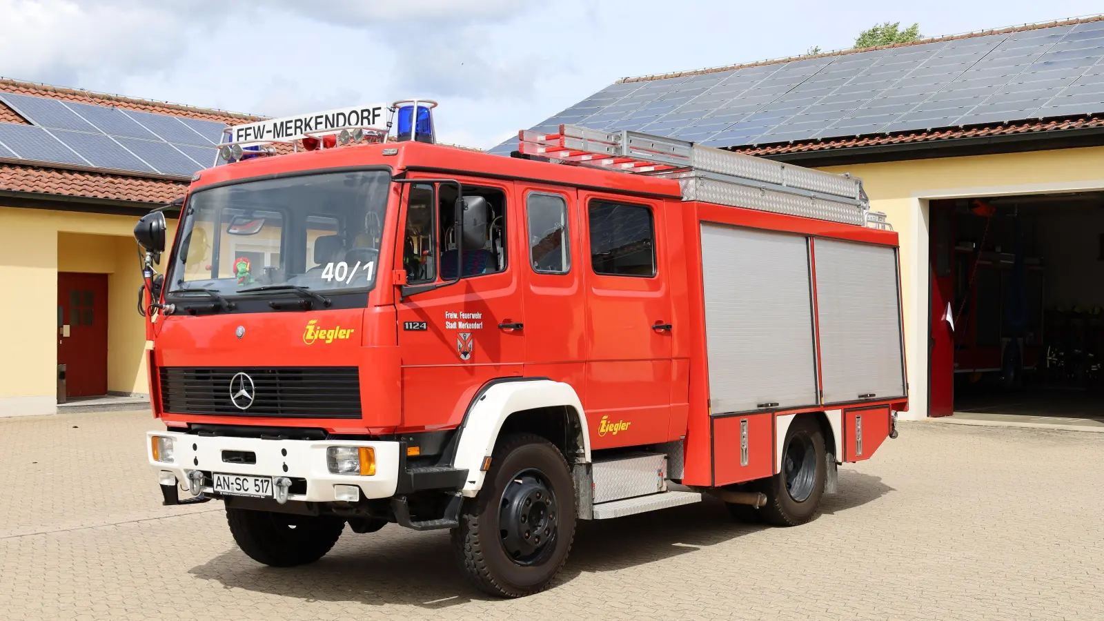 In die Jahre gekommen: Das Löschgruppenfahrzeug LF 16 der Freiwilligen Feuerwehr Merkendorf aus dem Jahr 1994. Es wird demnächst ersetzt. (Foto: Alexander Biernoth)