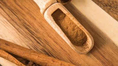 Zimtliebhaber aufgepasst! Wer viel mit Zimt würzt, sollte Ceylon-Zimt bevorzugen, da er deutlich weniger Cumarin als Cassia-Zimt aufweist, ein Aromastoff, der in hohen Mengen leberschädigend wirken kann. (Foto: Christin Klose/dpa-tmn)