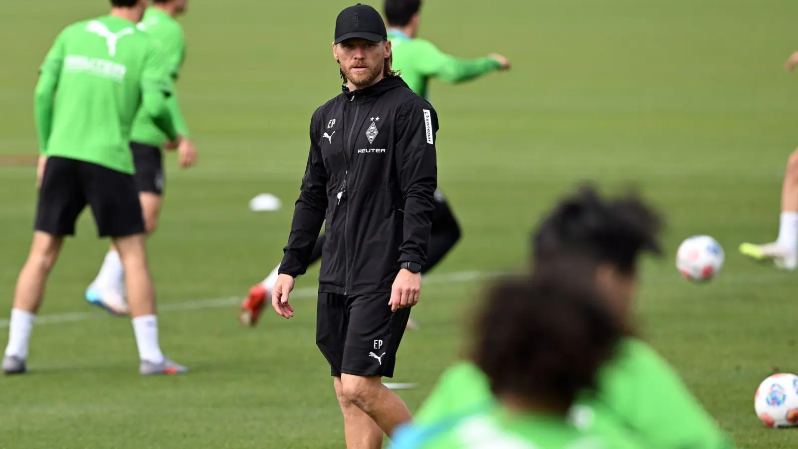 Erste Einheit am Mittwoch: Borussias neuer Trainer Eugen Polanski inmitten Gladbacher Spieler. (Foto: Federico Gambarini/dpa)
