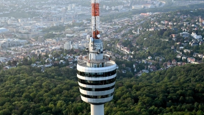 Höher hinaus geht es nirgendwo in Stuttgart: Der Fernsehturm bietet auf rund 150 Metern Höhe eine Aussichtsplattform. (Foto: Bernd Weißbrod/dpa)