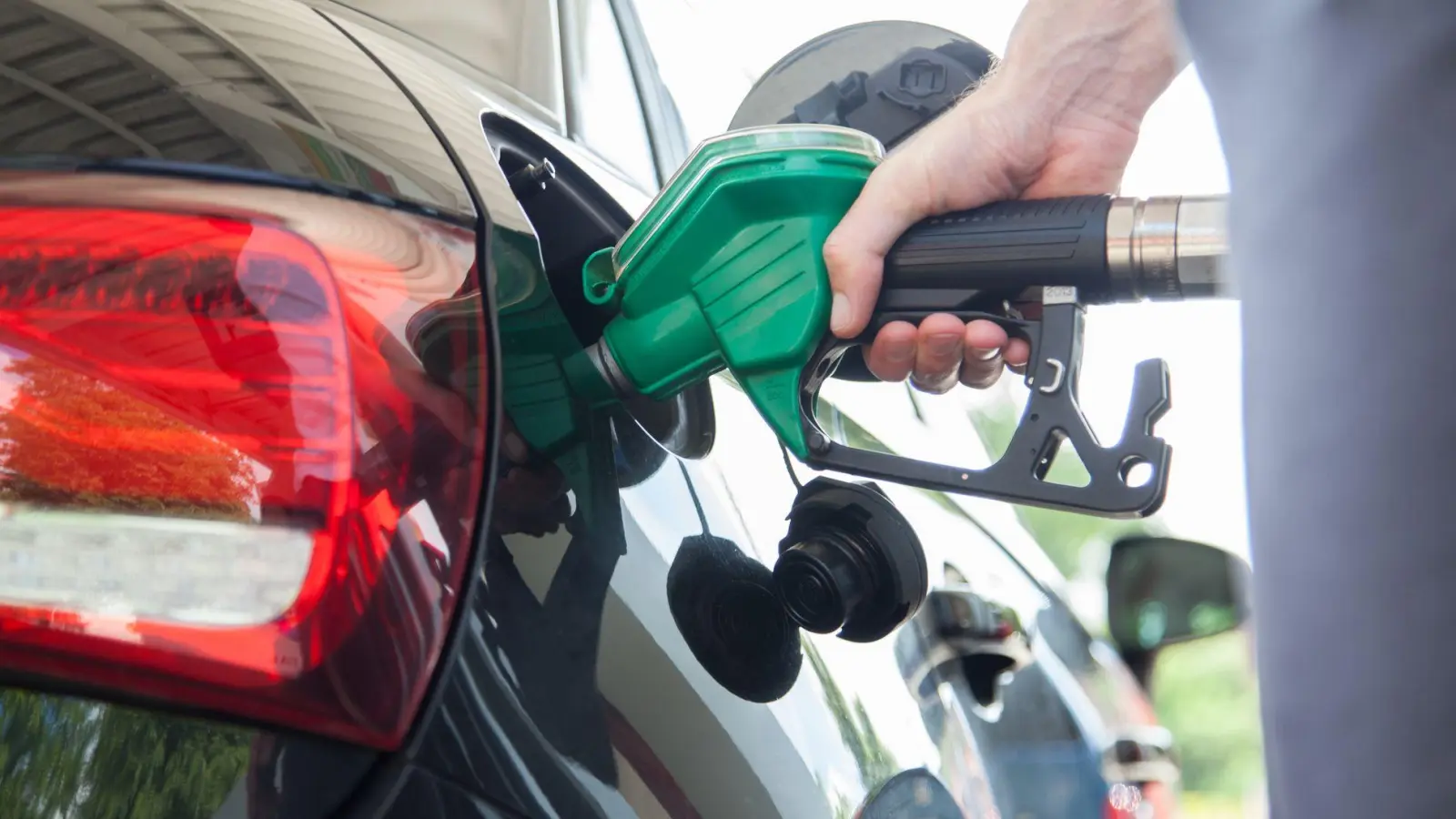 Umweltaspekt im Fokus: Der Bioethanol-Anteil in E10 soll den CO₂-Ausstoß im Vergleich zu reinem Benzin reduzieren, und ist in der Regel günstiger als das höherwertige Super Plus. (Foto: Christin Klose/dpa-tmn)