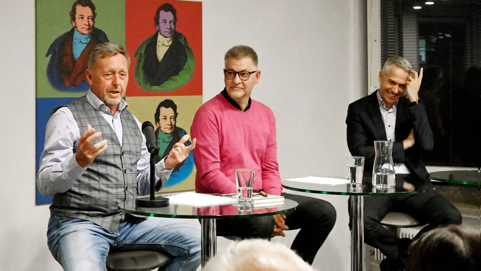 Bei dem Gespräch über das Thema „Im Kopf von Verbrechern“ in der Ansbacher Feuerbach Akademie (von links): Hermann Lennert, ehemaliger Ansbacher Kripo-Chef, Moderator Tom Greve, Oberstufenkoordinator am Reichsstadtgymnasium Rothenburg, und der Münchener Fallanalytiker Alexander Horn. (Foto: Luca Paul)