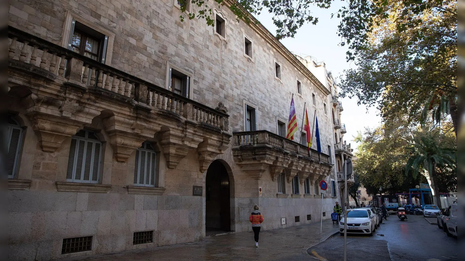 Ein deutscher Urlauber ist vom Landgericht in Palma auf Mallorca vom Vorwurf des versuchten Polizistenmordes freigesprochen worden. Er erhielt eine zweijährige Bewährungsstrafe wegen Körperverletzung und Widerstands gegen die Staatsgewalt. (Archivbild) (Foto: Clara Margais/dpa)