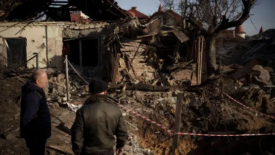 Zerstörte Gebäude in Kiew. Russland greift die Ukraine unablässig mit Kampfdrohnen an. (Foto: Renata Brito/AP/dpa)