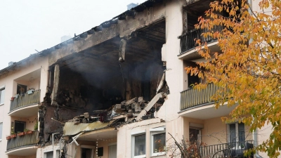Laut Feuerwehr werden drei Personen vermisst.  (Foto: Felix Kirberg/dpa)