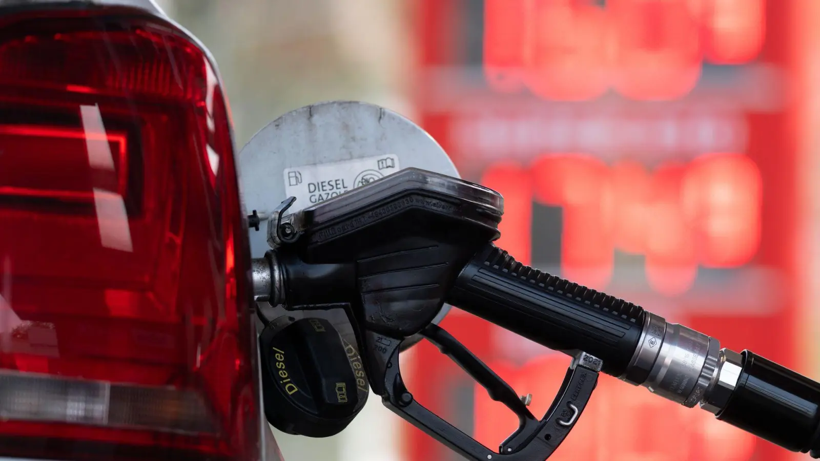 Wie spart man beim Tanken auf Reisen? (Foto: Sebastian Kahnert/dpa)