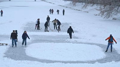 Die schönen Seiten des Winters: Schlittschuhlaufen in Leipzig.  (Foto: David Hammersen/dpa)