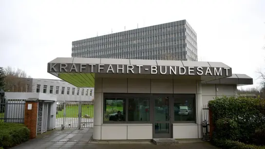 Der Eingang zum Kraftfahrt-Bundesamt (KBA). Die Deutsche Umwelthilfe hat Klage gegen das KBA eingereicht. (Foto: picture alliance / Carsten Rehder/dpa)
