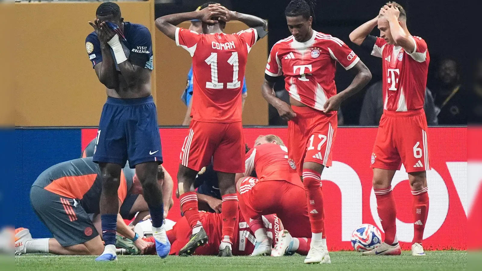 Schock für Bayern bei Club-WM: Verdacht auf Beinbruch bei Musiala (Foto: Mike Stewart/AP/dpa)