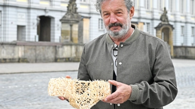 Der Künstler Martin Steinert zeigt ein kleines Modell der Skulptur, die er ab Freitag auf dem Schlossplatz bauen wird. Rund drei Wochen lang wird er in Ansbach arbeiten. (Foto: Jim Albright)