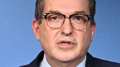 Bundesinnenminister Alexander Dobrindt (CSU) hält nichts von einem AfD-Verbotsverfahren, lässt die Partei aber weiterhin durch den Inlandsgeheimdienst beobachten.  (Foto: Elisa Schu/dpa)