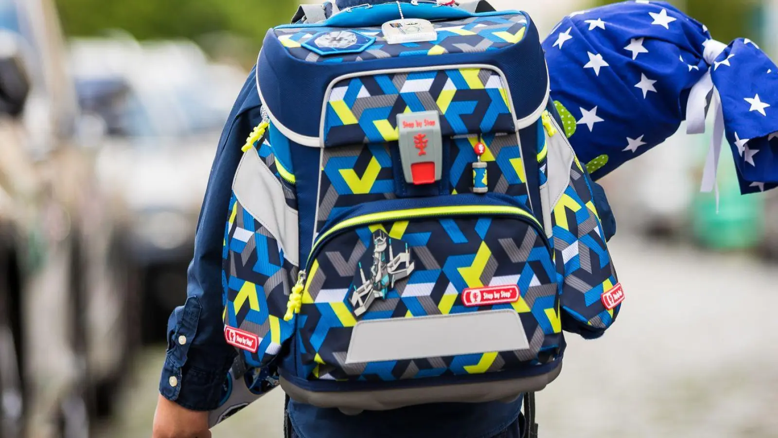 Für viele Eltern stehen zum Schulstart ihrer Kinder zahlreiche Anschaffungen auf dem Einkaufszettel. (Archivbild) (Foto: Moritz Frankenberg/dpa/dpa-tmn)