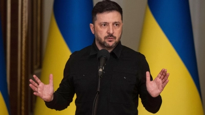 Der ukrainische Präsident Selenskyj will am Donnerstag eine Entscheidung zu möglichen weiteren Schritten treffen.  (Foto: Danylo Antoniuk/AP/dpa)