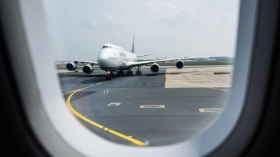 Mulmiges Gefühl bei Start oder Landung: Progressive Muskelentspannung lenkt von der Flugangst ab und fördert Entspannung. (Foto: Andreas Arnold/dpa/dpa-tmn)