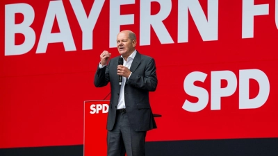 Bundeskanzler Olaf Scholz (SPD) bekkent sich zum Grundrecht auf Asyl, mahnt aber auch effektivere Abschiebungen an. (Foto: Daniel Vogl/dpa)