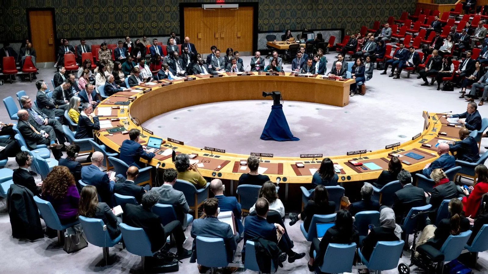 Der palästinensische UN-Botschafter Riyad Mansour (rechts im Hintergrund) spricht bei den Vereinten Nationen in New York zu den Mitgliedern des Sicherheitsrats. (Foto: Craig Ruttle/AP/dpa)