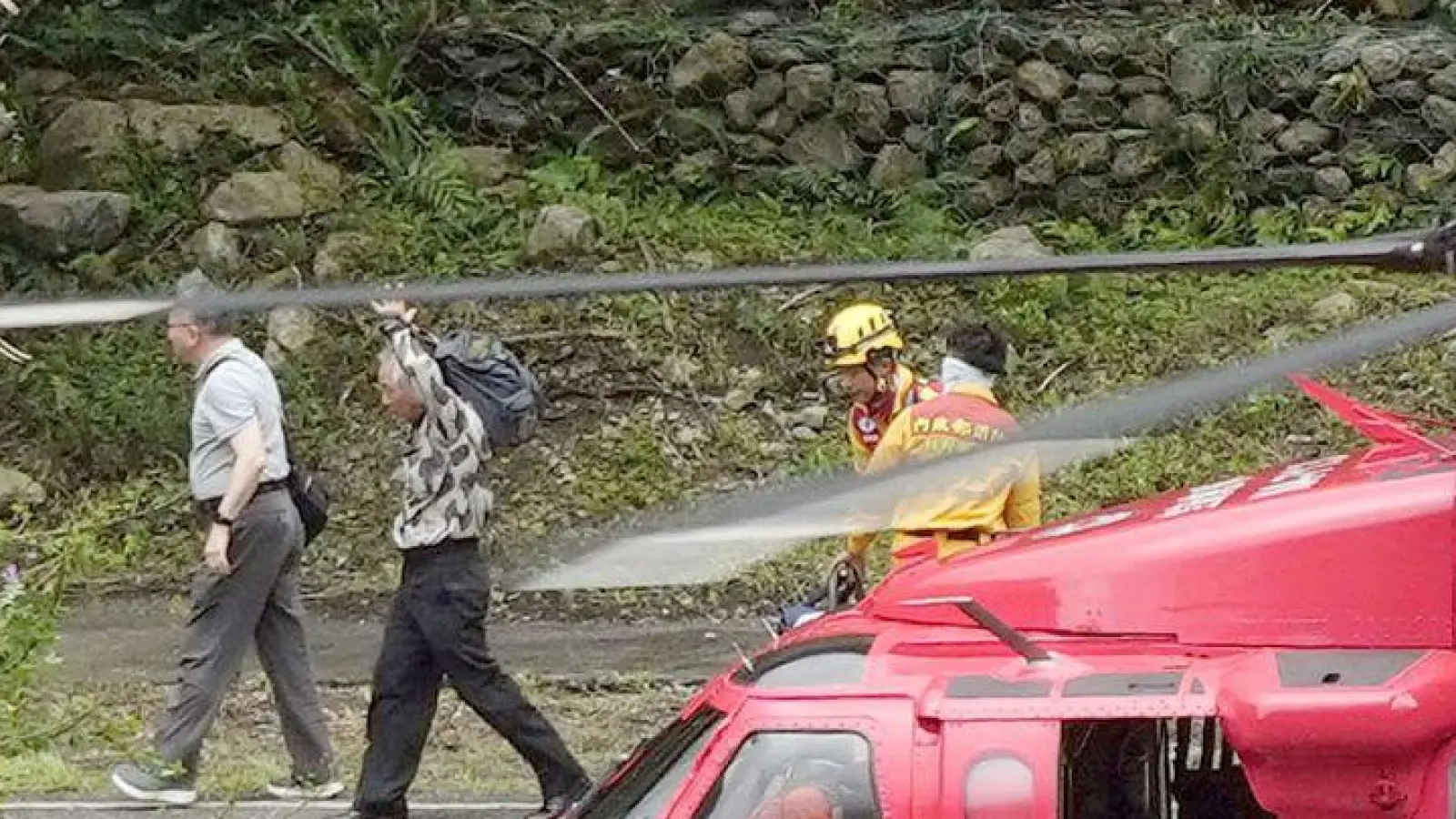 Menschen, die noch nach dem Erdbeben am 3. April im Taroko-Nationalpark festsaßen, konnten gerettet werden und verlassen in Begleitung von Rettungskräften den Hubschrauber. (Foto: -/kyodo/dpa)