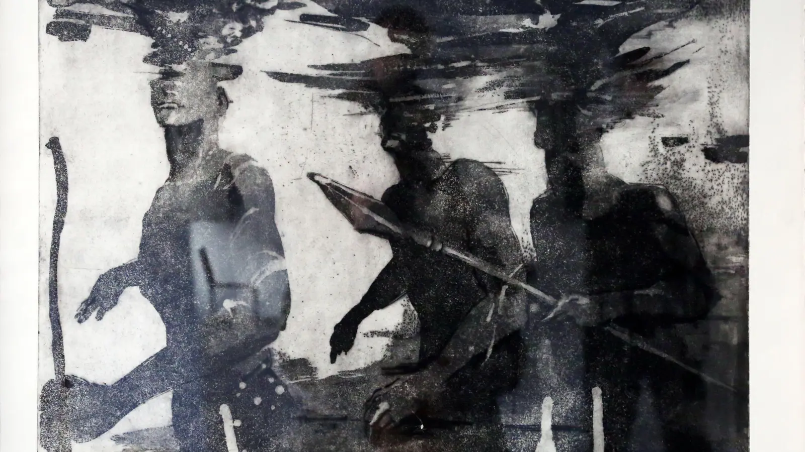 Die Köpfe der Bewaffneten verwischen in Schlieren wie eine Spiegelung im Wasser: „Fischer“, eine Radierung von Stefan Atzl. (Foto: Martina Kramer)