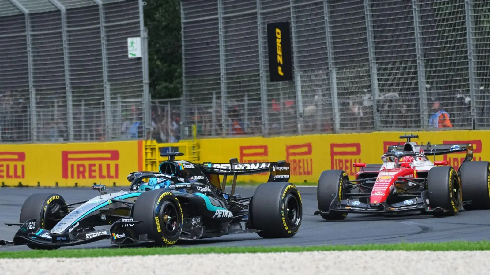George Russell (l) und Charles Leclerc duellieren sich hart. (Foto: Scott Barbour/AP/dpa)