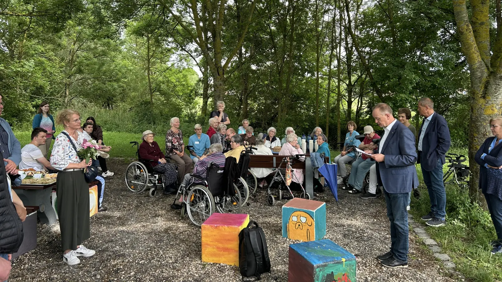 Oberbürgermeister Thomas Deffner (vorne rechts) und Jugendamtsleiterin Sandra Kilian (vorne links) eröffneten den Treffpunkt. Gekommen waren dazu auch Bewohner der nahen Seniorenresidenz. (Foto: Florian Pöhlmann)