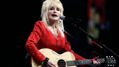 Parton gehörte zur Generation der Stars, die bis ins Alter unermüdlich auf der Bühne standen. (Foto: Carlos Osorio/AP/dpa)
