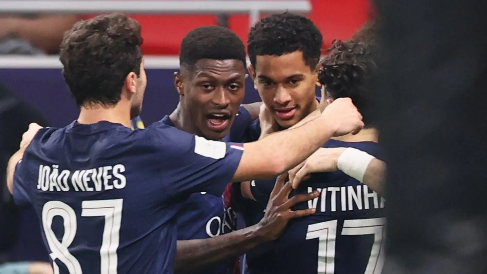 Die Profis von Paris Saint-Germain jubeln den Führungstreffer. (Foto: Hussein Sayed/AP/dpa)