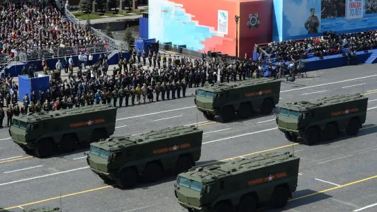 Kurzstrecken-Raketensysteme Iskander/SS-26 Stone fahren während der Parade zum Tag des Sieges auf dem Roten Platz. (Foto: picture alliance / dpa)